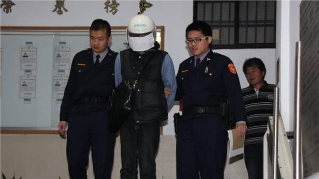 毒蟲業務酒後炫槍　遭警逮辯「玩具」