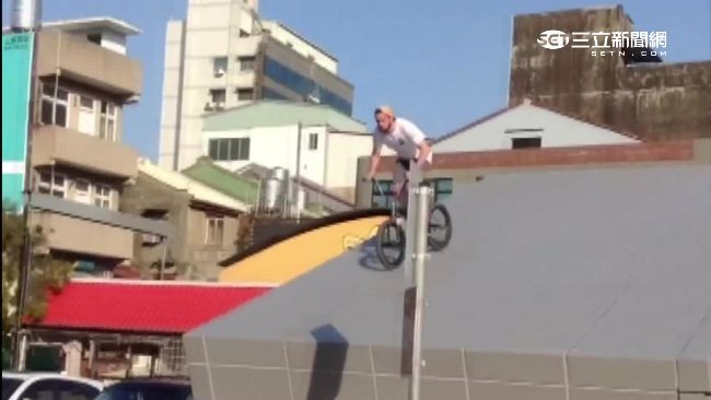影／危險直擊！停車場竟成極限運動場