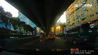 Ubike闖快車道　巴士差點撞上！