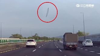 國道晴雨窗、水塔亂飛　駕駛匆忙閃避