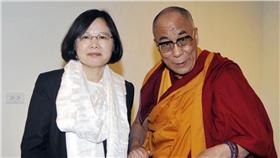 達賴喇嘛、蔡英文/藏人行政中央官網
(http://xizang-zhiye.org/%E9%81%94%E8%B3%B4%E5%96%87%E5%98%9B%E5%B0%8A%E8%80%85%E8%87%B4%E5%87%BD%E7%A5%9D%E8%B3%80%E8%94%A1%E8%8B%B1%E6%96%87%E5%9C%A8%E5%8F%B0%E7%81%A3%E7%B8%BD%E7%B5%B1%E9%81%B8%E8%88%89%E4%B8%AD%E7%8D%B2-2/)