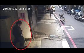 陳姓老翁偷滷蛋的過程（翻攝畫面）