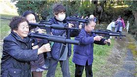 ▲圖／翻攝自攝影札記
http://photoblog.hk/wordpress/148339/%E6%97%A5%E6%9C%AC%E8%BE%B2%E6%9D%91%E4%B8%BB%E5%A9%A6%E5%AD%B8%E7%BF%92%E5%B0%84%E6%93%8A%E5%BD%8C%E7%8C%B4%E8%87%AA%E8%A1%9B%EF%BC%8C%E7%85%A7%E7%89%87%E5%A4%AA%E8%B6%85%E7%8F%BE%E5%AF%A6%E5%BC%95