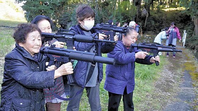 日阿嬤學射擊　網友KUSO狂PS照