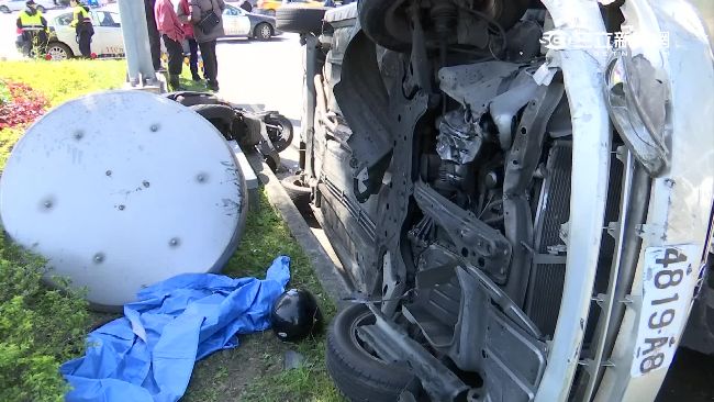 轎車「側身」飛出　騎士棄車險沒命