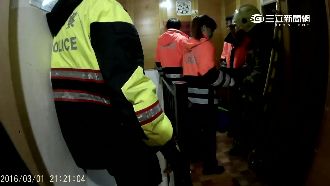 吃霸王餐落跑　通緝犯糗卡防火巷遭逮