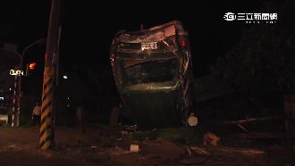 廂型車自撞分隔島　側翻滑行直立路邊