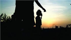 ▲家庭（圖／翻攝自Phixaakh, Flickr CC License）
https://www.flickr.com/photos/phixaakh/4730411138/in/photolist-8vJJSR-8j9V5g-8d1AqJ
家庭,小女孩,剪影