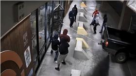 ▲搶匪利用卡車破門。（圖／翻攝自CrimeStopHouston Youtube）
https://www.youtube.com/watch?v=TVQlA0gRBBE
搶劫