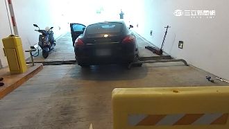 保時捷硬闖停車場　車子卡住沒人敢抬