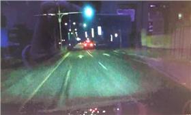 醉男駕賓士車撞翻左轉車（翻攝畫面）