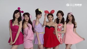 甜心牌吸睛　撲克牌女孩撞臉國際巨星