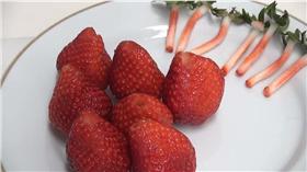 草莓,吸管,煉乳,水果,冬季,少女
圖／翻攝自YouTube