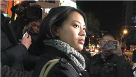 前往中山分局聲援的女子陳妙婷（翻攝畫面）
