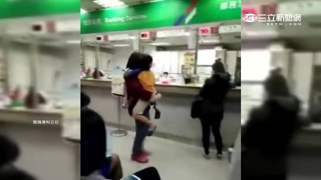 放任小孩亂抽號碼牌？郵局民眾爆衝突