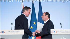 法國總統歐蘭德（François Hollande）（右）和英國首相卡麥隆（David Cameron）於法國舉行高峰會（圖／美聯社／達志影像）