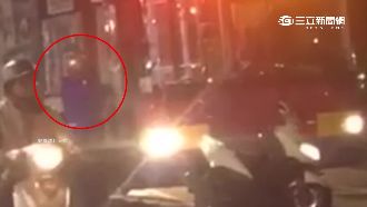 騎士搶道公車不讓　竟當街攔車嗆聲