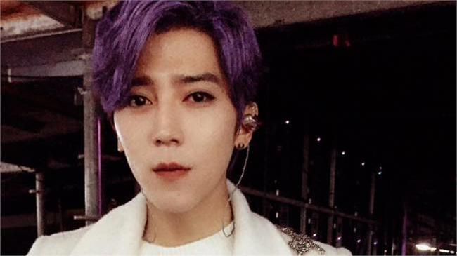 男神零距離！畢書盡背後環抱女粉絲