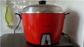 電鍋／Tzuhsun Hsu/flickr/https://www.flickr.com/photos/alberth2/16106886412/in/photolist-mMkrxZ-99PrJ2-mMkyf6-qxj1b9-CSNpb9-r9MbXS-3fiVkQ-kC9mMm-ob53Tt-5jVf82-mMkoQr-rLTwf-mMnaQU-mMn6g3-mMkvJp-qFDogo-5daXGU-mMkuD8-mMkqkv-mMn9A9-kbxzKW-mMkszZ-79Zg2S-mMks9Z-b9pcH8-b8Vsra-8gRLDa-mMn6y7-5EHbz7-mMkubz-mMknbz-b9onaP-9NXWhH-b8VsQT-5CYHy5-6B1Kki-aLsFHp-6hfaGX-2FxFuR-5CYP5S-5CUxZZ-5CYPVw-awsCA2-b8Vt6K-8YzeTS-5kawBC-4r78pX/