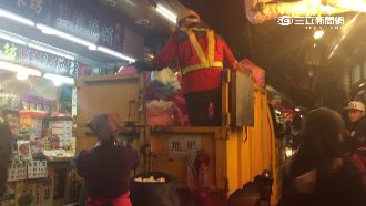 垃圾車衝九份老街　遊客抱怨無路可閃