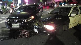 警車變夾心餅乾　路口待轉遭2車夾撞