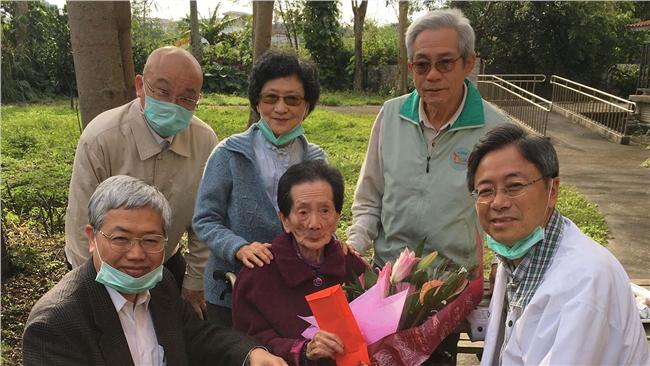 雖二二八已過　張善政今探訪受難家屬