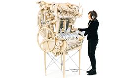 ▲Martin Molin打造獨特的彈珠音樂盒。（圖／攝影者Samuel Westergren, CC License） http://www.wintergatan.net/#/contact_and_press 作者聲明照片可免費使用，但不可修改，也必須載明攝影者為Samuel Westergren