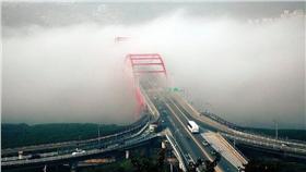 霧鎖關渡大橋／翻攝自爆料公社