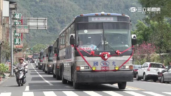 另類迎娶車隊　灰狗巴士、娃娃車吸睛