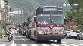 另類迎娶車隊　灰狗巴士、娃娃車吸睛