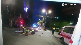 計程車撞飛雙載機車　婦人送醫後不治