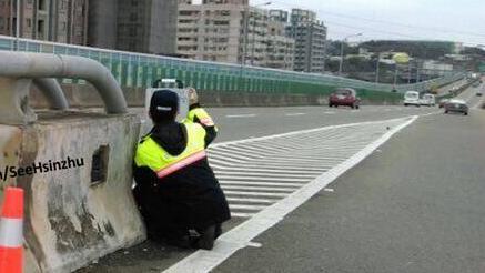 警躲匝道抓違規？姿勢太軟Q被PO網