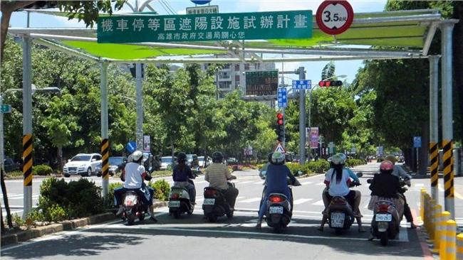 花媽好貼心！高雄首創「機車遮陽棚」
