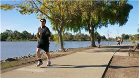 慢跑、跑步-flickr-Don DeBold-https://www.flickr.com/photos/ddebold/8263372098/