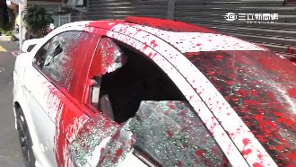 4雨衣男潑漆砸車　疑攤商生意結怨
