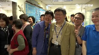 柯P魅力無法擋　長輩揪打麻將、自拍