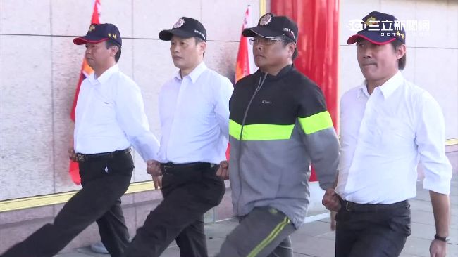 給學弟當示範！五年級憲兵揪團踢正步