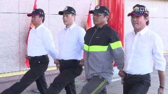 給學弟當示範！五年級憲兵揪團踢正步