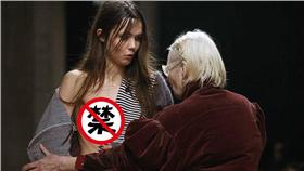 Vivienne Westwood,走秀,走光,春光外洩,模特兒,時裝秀