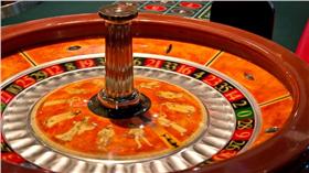 ▲賭博。16:9（圖／攝影者Matthew Powell, Flickr CC License）
https://www.flickr.com/photos/jetglo/7218398806/in/photolist-bZSbtQ-9aYPdH-5Vr2c6-2UzsF-2Uzs7-2Uzsx-2Uzst-2Uzsd-dgJVJ9-2Uzsv-8MM9bB-6tBd1S-2UzrZ-aw5THB-AB8PS-bzTR1U-p5S6Cw-oQpXEp-8hF1t7-8hEq2o-8hB9Fe-QvgKN-8hEpuo-4Ep3zm-s49nzS-cWRr5m-8hEppS-bHeEWF-4ntZz8-48Vynx-dD5hvy-DkHY-q7HzVu-e7gKBG-4jBmYY-bm1Up9-8hEpWj-4sFiuv-8hB9tB-8hBapM-8hEpdj-8EpxR9-8hBLje-8hBL4n-9ZZe4b-ndXs3p-NGTP2-4oTueA-B3pH45-6Li2we