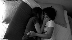 ▲女同志。（圖／攝影者Julie Christine, Flickr CC License）
https://www.flickr.com/photos/julie4hire/3401900660/in/photolist-6bBCxE-4bUXr3-4DPKVb-nUfQTJ-acivi-5EyqJ1-aXzRX6-hPPGph-6i4zM-gDuErh-4Mn4qL-5TMu7E-2k7Ws-5NtoW-7AAMS9-Mg69r-497aKi-5Eyq2s-4DfqJ-pmN7TW-6i4Hs-ntGHDU-acikN-5gpCT2-Anuzx-oawJ4p-24zbah-5QfPrm-sMjf1-6i4GF-abSxy-4WGJwJ-6i4Do-6i4zZ-ejLzc3-4WGJuo-4Xa3ej-bPPcbT-59xzJy-cMoH4w-tuC2M-29trdH-74yVUy-6i4H1-6i4AF-6i4D1-6i4AT-62Aa1x-6h72W-26iBgB
女女戀,女同性戀,同性戀,同志,女同志