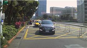 自行車賽封路檔救護車惹議（翻攝畫面）