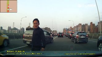 不滿被叭　「球桿哥」暴怒攔車飆國罵