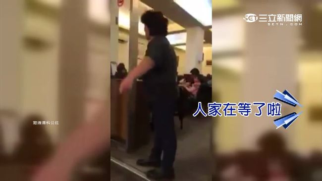 男插隊6客扔千元催餐　店員霸氣反擊