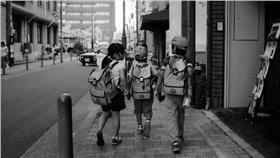 ▲小學生示意圖，與當事者無關。（圖／攝影者,Toomore Chiang flickr CC License） https://www.flickr.com/photos/toomore/22589082061/in/photolist-Aq7X76-5Bqdit-5BuXcm-5BqhmZ-rsoXHX-5BuL1o-5BuLfN-sqBpA6-s7Bodb-wYfuT1-yZyFbi-gnLrqa-s7Bp1o-HC97G-4azMyb-dm3b8k-3yEP7B-4PQMUu-83asGs-9VtQa8-5ruJjD-s4vztB-d37z1q-s6gu59-s6fi2h-9Q4us2-mzE5yD-mzFmWs-7MRmr2-sqD45g-7UPHqT-s94QYE-snQJSi-rtPNuR-9xDTr1-rtCLNs-s9bgS4-sqB9Ya-sqDntk-ni4dzB-4kgeP1-mzFo8f-rtCJU7-azC8eL-rtCUT5-s7ixwr-sqtg9d-8zgKuw-rtCtUY-6p5nKo