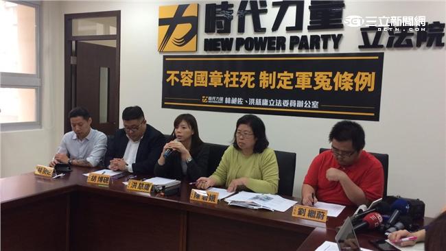 黃國章母開記者會　洪慈庸憶弟弟哽咽