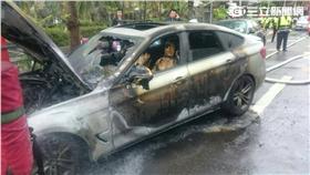 BMW 320d GT,醫生,火燒車（消防局提供，但圖說要寫「翻攝畫面」）