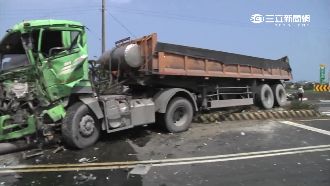 搶快釀禍！老翁闖紅燈　遭砂石車擦撞