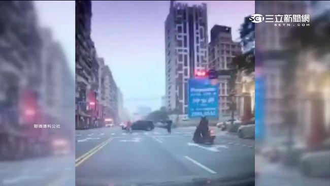 私人恩怨鬧到馬路上　男子當街砸車