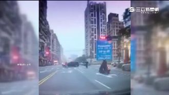 私人恩怨鬧到馬路上　男子當街砸車